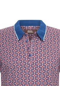 Polo de manga corta con un estampado geométrico en burdeos, azul y blanco. Presenta un cuello de punto azul y dos botones azules.