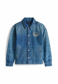 Chaqueta de mezclilla azul con cierre de botones en la parte delantera, dos bolsillos laterales y un logo bordado de "Tommy" en el pecho izquierdo. Cuello estándar y mangas largas.