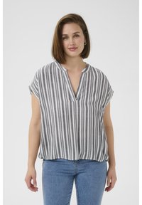 Blusa a righe, a maniche corte, grigia e bianca, con scollatura a V, realizzata in tessuto leggero. Presenta una vestibilità morbida e una leggera texture.