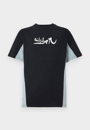 Μαύρο και γκρι κοντομάνικο T-shirt με λευκή στυλιζαρισμένη λογότυπο Quiksilver στο στήθος σε μονόχρωμο φόντο.