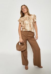 Minus ELVERA MID WAIST  - Stoffhose - tan