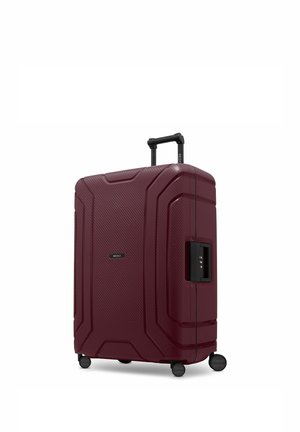 Grote mahoniehouten harde koffer met vier wielen, een uitgeschoven telescopische handgreep en ingebouwd zijcombinatieslot.