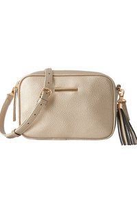 Borsa a tracolla in oro metallico con finitura testurizzata, forma rettangolare, tracolla regolabile e un accento di nappina nera. Dettagli in metallo dorato.