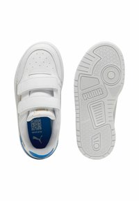 Zapatillas sintéticas blancas con dos correas de Velcro, puntera perforada, detalles en azul y suela de goma texturizada con la marca PUMA.