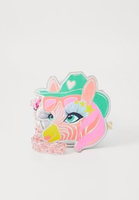 En zebraformad axelväska med livfulla rosa, gröna och gula färger, glansiga detaljer, en kedjesnor och illustrerade ansiktsdetaljer.