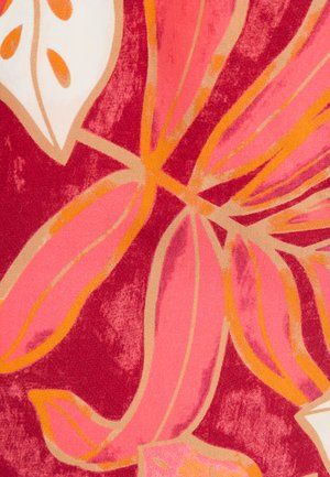 Textil mit einem lebhaften Blumenmuster in Rosa-, Rot- und Orangetönen. Glatte Textur mit illustrierten Blättern und goldenen Konturen.