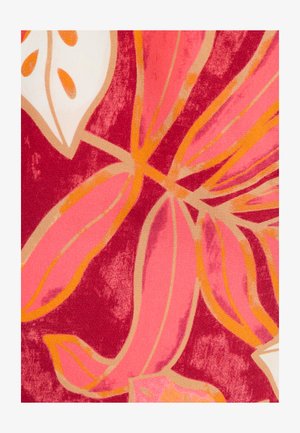 Textil mit einem lebhaften Blumenmuster in Rosa-, Rot- und Orangetönen. Glatte Textur mit illustrierten Blättern und goldenen Konturen.