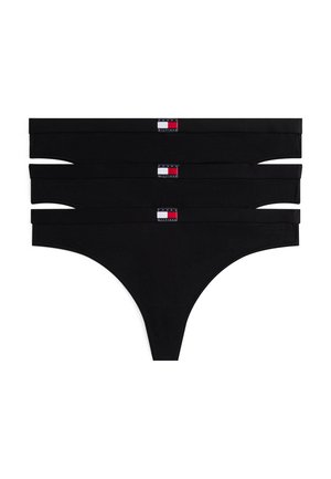 Tre par sorte trusser med snor, stablet oven på hinanden, hver med et lille rektangulært rødt, hvidt og blåt Tommy Hilfiger-logo på taljebåndet.