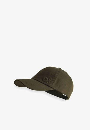 Donkergroene baseballpet met geborduurd "OR"-logo aan de voorkant en verstelbare band aan de achterkant, weergegeven op een witte achtergrond.