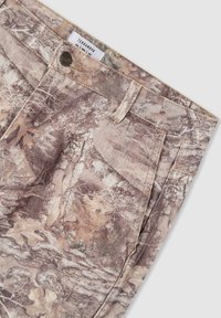 Pantaloni con motivo camouflage in tonalità terrose di marrone e verde, con tessuto testurizzato, chiusura con bottone e tasche frontali.