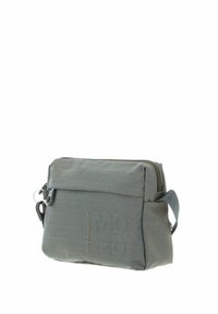 Trousse de toilette rectangulaire texturée grise avec fermeture éclair et poignée latérale, dotée d'un petit clip porte-clés sur le côté.