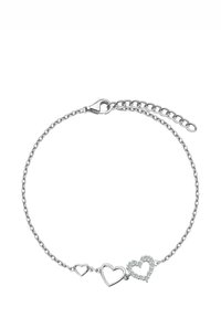 Srebrna bransoletka na łańcuszku z trzema kształtami serc, dwa puste i jedno ozdobione przezroczystymi kamieniami, z zapięciem typu lobster i regulowanym łańcuszkiem.