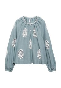 Blusa azzurro chiaro con maniche lunghe, scollatura arricciata e motivi decorativi in pizzo bianco a forma di foglia. Presenta dettagli con bottoni sul davanti.
