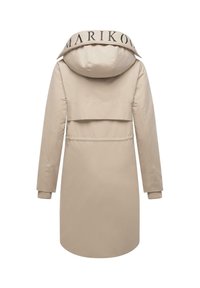 Manteau long beige avec capuche, comportant un logo sur le col, des poignets élastiques et un design de rabat à l'arrière. Texture du tissu lisse et résistant à l'eau.