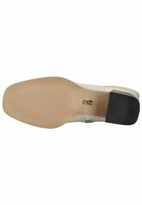 Mule bota s hladkým krémovým koženým svrškem a béžovou gumovou podrážkou. Disponuje texturovaným černým podpatkem a jemným dekorativním prošíváním.