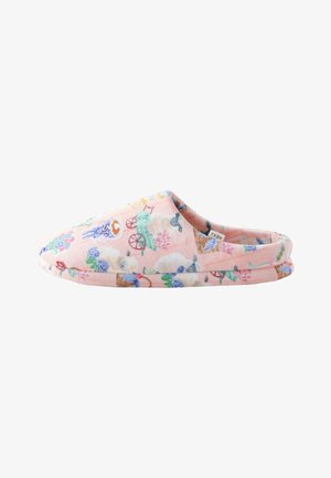 Blød lyserød slip-on hjemmesko med et mønster af får, blomster og havnevogne, lavet af plysstof med et lille "Next" mærke indeni.