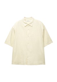 Koszulka z krótkim rękawem, zapinana na guziki, w jasnym kremowym kolorze z subtelnymi pionowymi paskami, kołnierzykiem i luźnym krojem. Miękka tkanina o gładkiej fakturze.