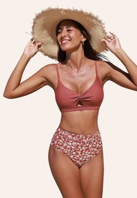 Cupshe TWIST KEYHOLE FLORAL SET - Bikiny - red