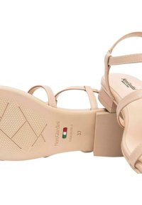 Sandali beige con tacco, dotati di sottili cinturini, suola texturizzata e tacco a blocco. Etichettati "NeroGiardini", taglia 37, made in Italy.