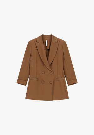 Blazer marrone doppiopetto con rever a punta, maniche lunghe, dettagli con bottoni e tasche frontali a filetto, esposto su sfondo bianco.