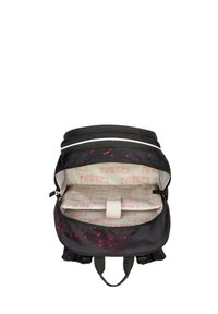 Černý batoh s designem červeného stříkání, dvojitým zipem a červenou vzorovanou podšívkou. Obsahuje vnitřní přihrádku a nastavitelná ramena.