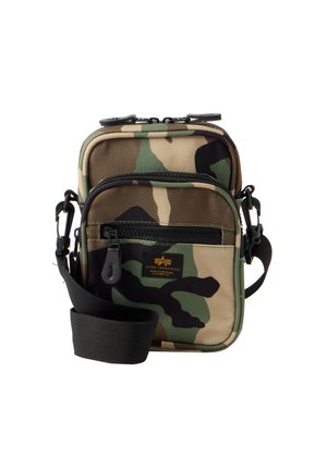 Sac bandoulière à motif camouflage, avec une bandoulière noire réglable, deux compartiments zippés et une petite étiquette de marque à l’avant.