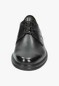 Zapato de cuero negro con un acabado suave, punta redonda, seis ojales para lazada y una suela de goma cosida. Elementos decorativos mínimos.