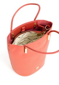 Borsa a mano in pelle rossa con finitura texturizzata, fodera interna liscia, dettagli in metallo dorato e una tasca con zip. Forma rotonda con manici corti.