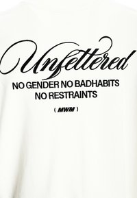 Camiseta blanca de algodón con texto bordado en negro: "Sin restricciones NO GÉNERO NO MALOS HÁBITOS SIN LIMITACIONES (MWM)" en diferentes tipografías.
