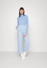 ARKET Camisola - light blue