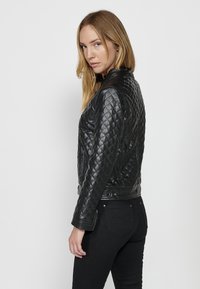 Koroshi Giacca in similpelle - black