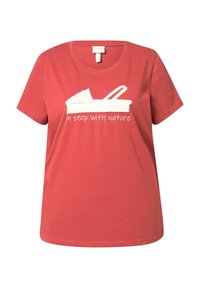 Camiseta de algodón roja con cuello redondo y mangas cortas. Presenta un gráfico blanco de herramientas de jardinería y el texto "en sintonía con la naturaleza."