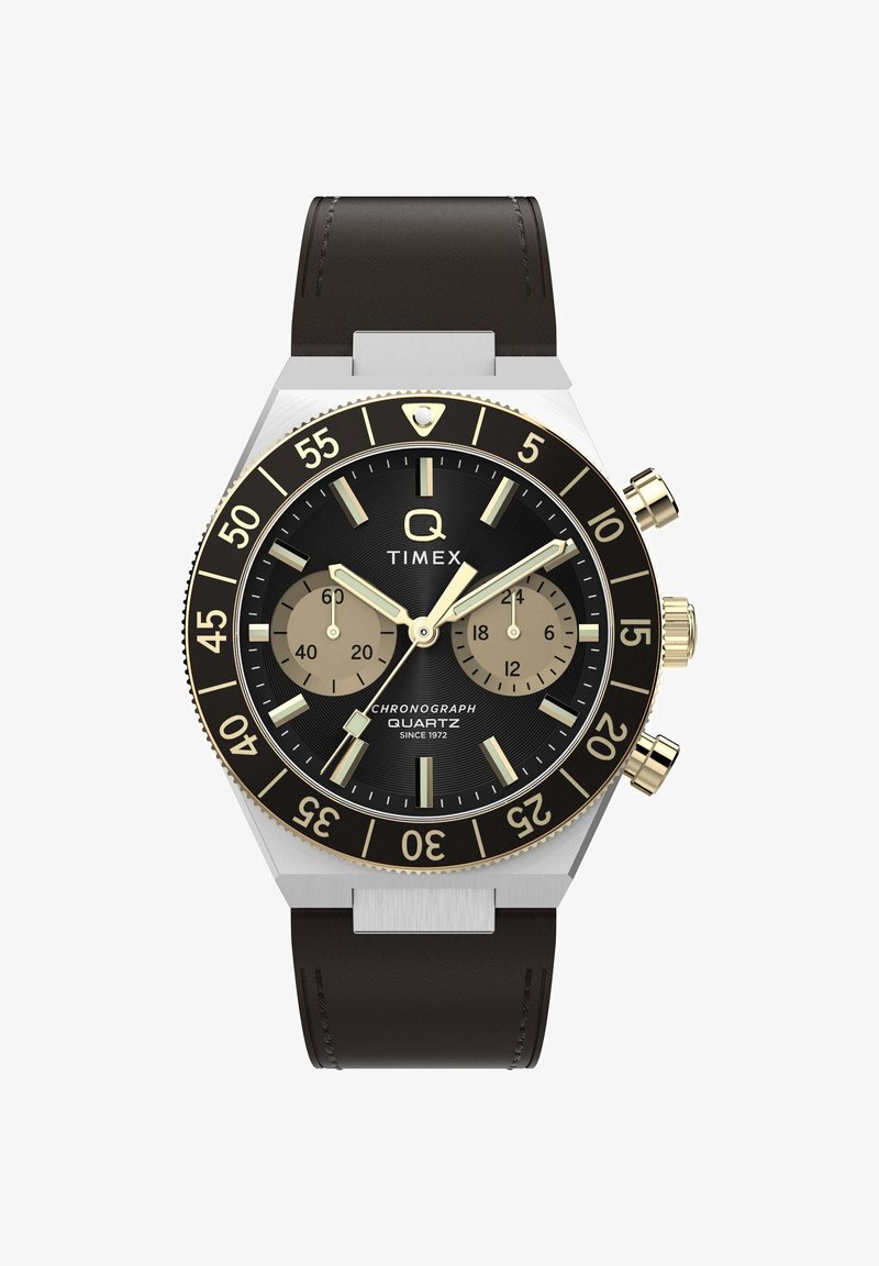 Ρολόι χρονογράφου Timex Q με μαύρο καντράν, στεφάνη και δείκτες σε χρυσό τόνο, δύο μπεζ υποκαντράν και μαύρο δερμάτινο λουράκι.