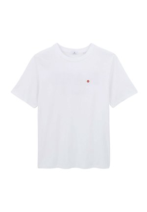 T-shirt blanc à manches courtes et col rond avec un petit logo circulaire rouge sur le côté gauche de la poitrine, présenté sur un fond blanc uni.