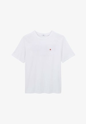 T-shirt bianca a maniche corte con scollo rotondo e piccolo logo circolare rosso sul petto a sinistra, mostrata su uno sfondo bianco semplice.