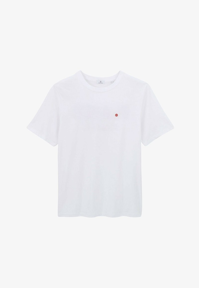 T-shirt blanc à manches courtes et col rond avec un petit logo circulaire rouge sur le côté gauche de la poitrine, présenté sur un fond blanc uni.