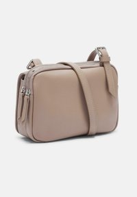 Borsa a tracolla in pelle tan con forma rettangolare, doppia cerniera e tracolla staccabile. Presenta linee pulite e dettagli di cucitura sottili.