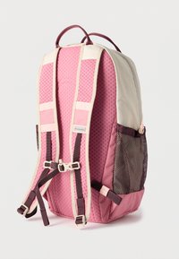 Ροζ και μπεζ σακίδιο Columbia με μαξιλαρωμένους ιμάντες ώμου, ρυθμιζόμενο κούμπωμα στο στήθος και πλαινά δίχτυα αποθήκευσης σε λευκό φόντο.