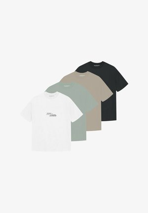 Set aus vier T-Shirts in Weiß, Hellgrün, Beige und Schwarz. Mit Rundhalsausschnitt, kurzen Ärmeln und einem bedruckten Logo auf der Vorderseite.