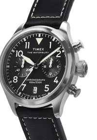 Timex Waterbury kronograaf kellaga roostevaba terasest korpus, must valge kellanumber, nahk rihmaga ja kuupäevanäidik kuue ajal.
