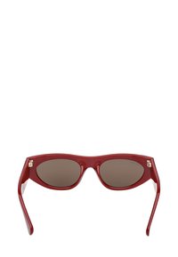 Röda ovala solglasögon med mörka linser och smala armar, framifrån på en vit bakgrund.