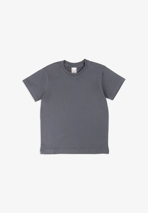 Prosty, ciemnoszary t-shirt z krótkim rękawem i okrągłym dekoltem, leżący na płasko z widocznymi szwami oraz białą metką z rozmiarem wewnątrz kołnierza.