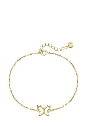 Pulsera de oro con un colgante en forma de mariposa, unida por una fina cadena con un cierre ajustable y una pequeña etiqueta. Textura suave, diseño minimalista.