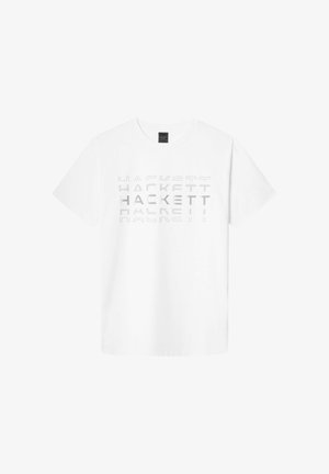 Bijela pamučna majica koja se ističe teksturiranim, reflektirajućim dizajnom s ponovljenim logotipom "HACKETT" na prednjem dijelu. Kratki rukavi, okrugli izrez.