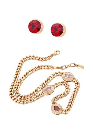 Guldkæde med tre ovale farvede ædelstene og matchende runde røde ædelstensnitteøreringe på hvid baggrund.