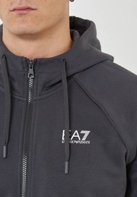 EA7 Emporio Armani CON CAPPUCCIO LOGO SERIES - Felpa con zip - asphlat