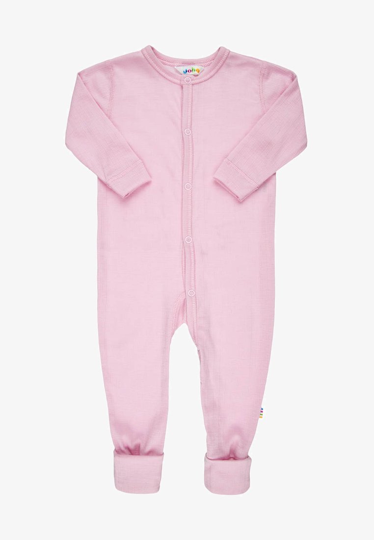 Un body pour bébé rose à manches longues fabriqué en coton texturé, doté de boutons à l'avant, de manches à poignets et de chevilles resserrées pour un ajustement confortable.