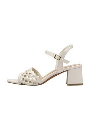 Sandal con tacco a blocco bianco, design superiore intrecciato, punta aperta, cinturino alla caviglia regolabile, texture liscia e sottile accento dorato sulla fibbia.