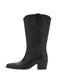 Bota vaquera de cuero negro con puntera afilada, tacón cuadrado de altura media y sin herrajes visibles. Superficie texturizada y diseño sencillo.