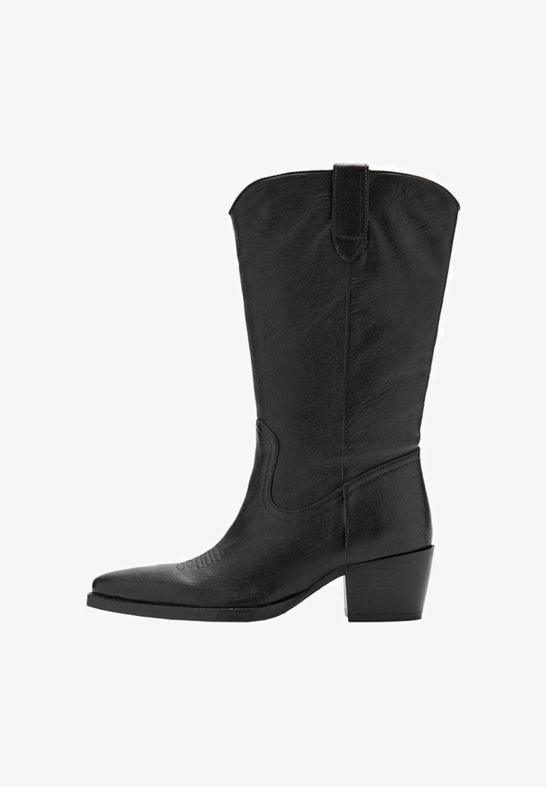 Bota vaquera de cuero negro con puntera afilada, tacón cuadrado de altura media y sin herrajes visibles. Superficie texturizada y diseño sencillo.